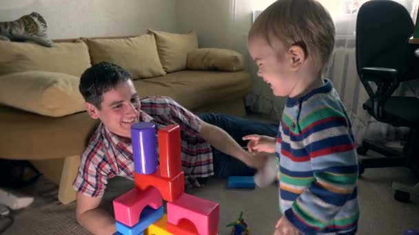 Glücklicher Vater Beim Bau Einer Spielzeugburg Kind Ruiniert Und Wirft — Stockvideo