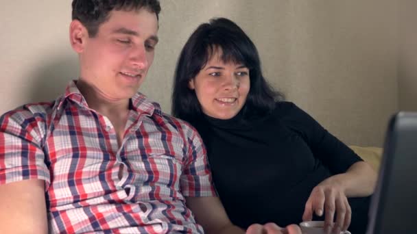 Discutindo Casal Homem Mulher Surf Internet Laptop Sentado Sofá Sofá — Vídeo de Stock