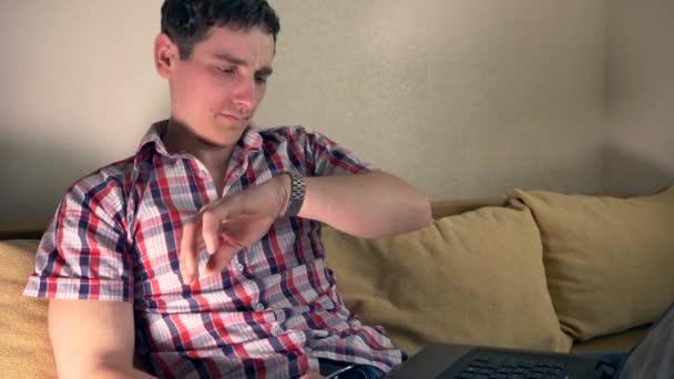 Joyful Man Looking Hand Watch Faz Telefonema Usando Laptop Surfing — Vídeo de Stock