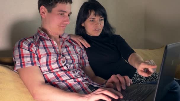 Młoda Para Podejmowania Decyzji Wyboru Aby Kupić Online Oba Komputery — Wideo stockowe