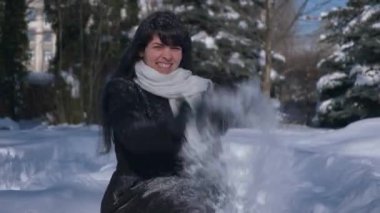 4k 60p neşeli güzel kız kar hava atar. Kış tatil yeni yıl Noel karda Park kaplı. Kış şehir hayatı