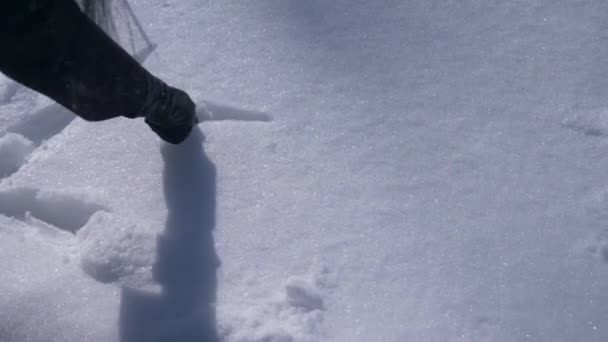 60P 女孩写在公园的雪之间的两颗心之间的文字爱 情人节 — 图库视频影像