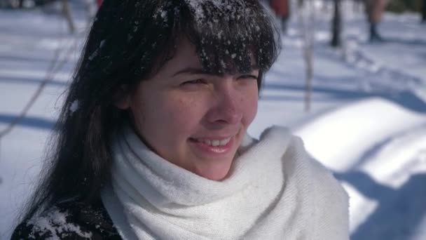 60P Porträt Hübsches Lächelndes Mädchen Schneebedeckten Park Winterurlaub Strahlend Sonniger — Stockvideo