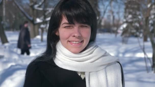 60P Portret Całkiem Uśmiechający Się Dziewczyna Śniegu Pokryte Park Ferie — Wideo stockowe