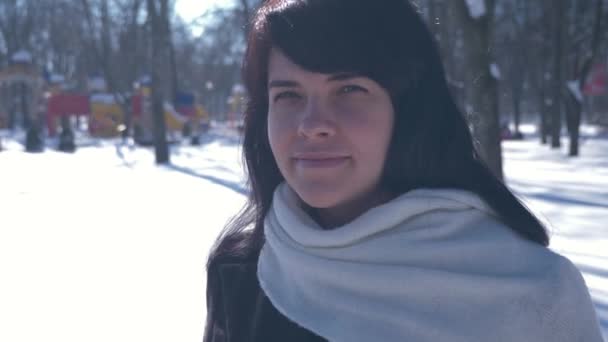 60P Portré Boldog Szép Mosolyogva Parkban Napsütéses Napon Téli Ünnepek — Stock videók