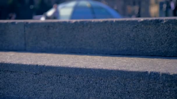 Yakın Çekim Granit Merdiven Şehir Hayatı Insanlar Binalar Europe Ukrayna — Stok video
