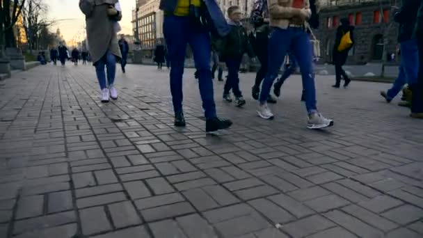 Europa Ukraina Kijów Chreszczatyk Kwietnia 2018 Ludzie Walking Street Brick — Wideo stockowe