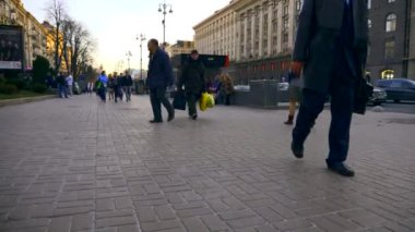 Europe Ukrayna Kiev Khreshchatyk'a Street Nisan 2018. İnsanlar Street yürüyüş. Tuğla kaldırım kaldırım. Şehir Street.Transport Araçlar Araçları