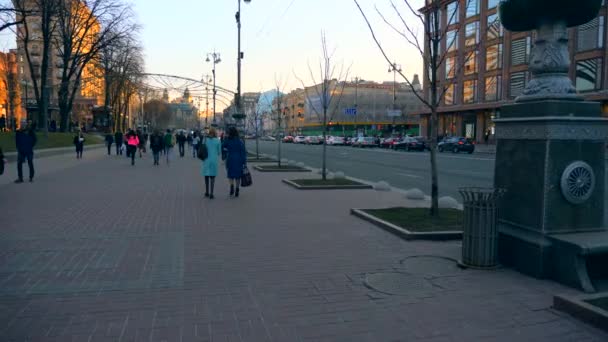 Evropa Ukrajina Kyjev Khreshchatyk Street Duben 2018 Lidé Ulice Walking — Stock video