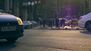 Europe Ukrayna Kiev Khreshchatyk'a Street Nisan 2018. Kalabalık insanlar geçiş Sokağı. Yakın çekim tekerlekleri asfalt yolda. Şehir Street.Transport Araçlar Araçları