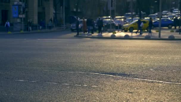 Europa Ucrania Kiev Khreshchatyk Street Abril 2018 Multitud Gente Cruzando — Vídeo de stock