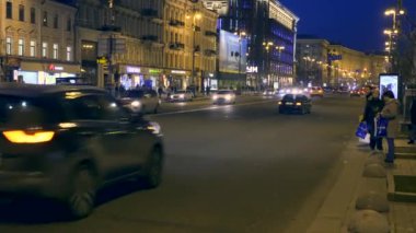 Gece şehir. Avrupa, Ukrayna, Kiev, Khreshchatyk'a sokak. Nisan 2018. Araçlar arabalar insanlar ulaşım binalar. Gece şehir hayatı