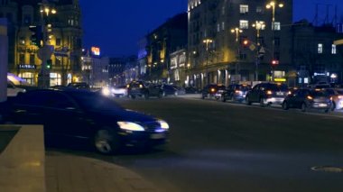 Gece şehir. Avrupa, Ukrayna, Kiev, Khreshchatyk'a sokak. Nisan 2018. Araçlar arabalar insanlar ulaşım binalar. Gece şehir hayatı
