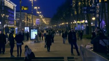 Gece şehir. Avrupa, Ukrayna, Kiev, Khreshchatyk'a sokak. Nisan 2018. Araçlar arabalar insanlar ulaşım binalar. Gece şehir hayatı
