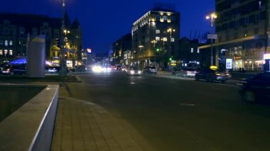 Gece şehir. Avrupa, Ukrayna, Kiev, Khreshchatyk'a sokak. Nisan 2018. Araçlar arabalar insanlar ulaşım binalar. Gece şehir hayatı