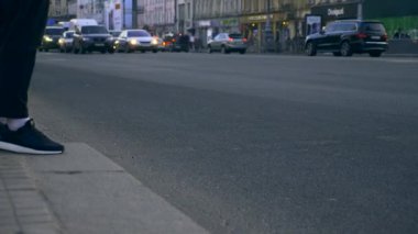 Avrupa, Ukrayna, Kiev, Khreshchatyk'a sokak. İnsanlar geçiş Sokağı. Kaldırım kavşak şehir Street.Transport Araçlar Araçları