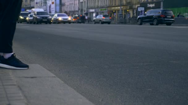 Európa Ukrajna Kyiv Khreshchatyk Street Emberek Keresztező Utcában Járdán Kereszteződés — Stock videók