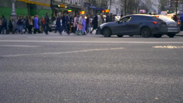 Europa Ukraina Kiev Gatan Khreshchatyk Personer Korsar Gatan Trottoaren Korsningen — Stockvideo