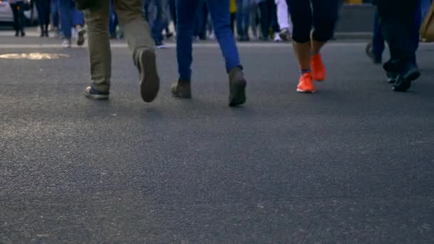 Európa Ukrajna Kyiv Khreshchatyk Street Emberek Keresztező Utcában Járdán Kereszteződés — Stock videók