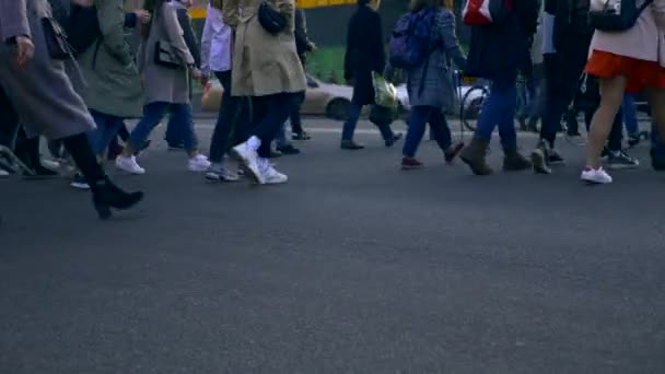 Europa Ucraina Kiev Strada Khreshchatyk Oamenii Traversează Strada Sidewalk Intersection — Videoclip de stoc