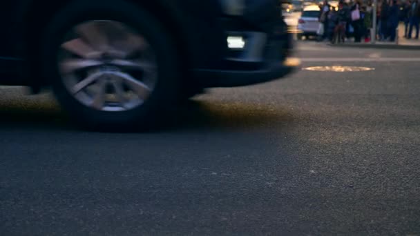 慢动作闭上脚步的车轮 人们穿过街道 人行道十字路口城市街道 运输车车 欧洲乌克兰基辅 Khreshchatyk — 图库视频影像