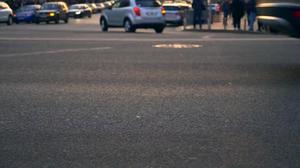 慢动作闭上脚步的车轮 人们穿过街道 人行道十字路口城市街道 运输车车 欧洲乌克兰基辅 Khreshchatyk — 图库视频影像