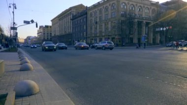 Europe Ukrayna Kiev Khreshchatyk'a Sokağı. 4 Nisan 2018. Taşıma/iş arabaları arabalar sokakta hareket. Kalabalık insanlar şehir hayatı.