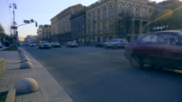 Vehicule Transport Mașini Care Circulă Stradă Mulțimea Oamenilor City Life — Videoclip de stoc