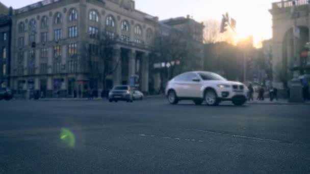 Vehicule Transport Mașini Care Circulă Stradă Mulțimea Oamenilor City Life — Videoclip de stoc