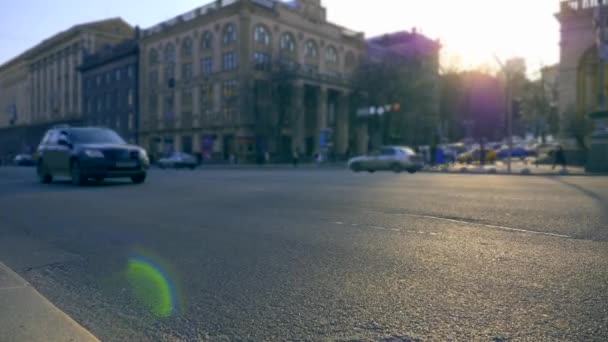 Transporte Veículos Carros Movimento Rua Multidão Pessoas Cidade Vida Europa — Vídeo de Stock