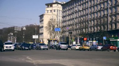 Europe Ukrayna Kiev Khreshchatyk'a Sokağı. 4 Nisan 2018. Araçlar arabalar ulaşım binalar. Şehir hayatı.