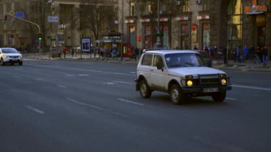 Europe Ukrayna Kiev Khreshchatyk'a Sokağı. 4 Nisan 2018. Araçlar arabalar ulaşım binalar. Şehir hayatı.