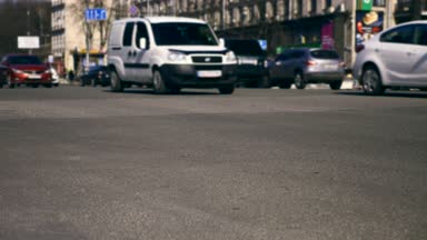 Europe Ukrayna Kiev Khreshchatyk'a Sokağı. 4 Nisan 2018. Araçlar arabalar ulaşım binalar. Şehir hayatı.