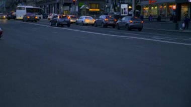 Europe Ukrayna Kiev Khreshchatyk'a Sokağı. 4 Nisan 2018. Araçlar arabalar ulaşım binalar. Şehir hayatı.