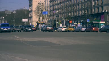 Europe Ukrayna Kiev Khreshchatyk'a Sokağı. 4 Nisan 2018. Araçlar arabalar ulaşım binalar. Şehir hayatı.
