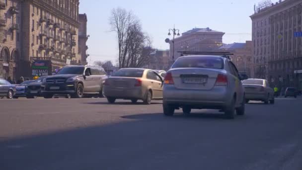 Europa Ucrânia Kyiv Khreshchatyk Street Abril 2018 Veículos Carros Transporte — Vídeo de Stock