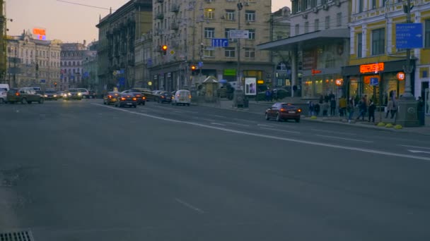 Europa Ucrânia Kyiv Khreshchatyk Street Abril 2018 Veículos Carros Transporte — Vídeo de Stock