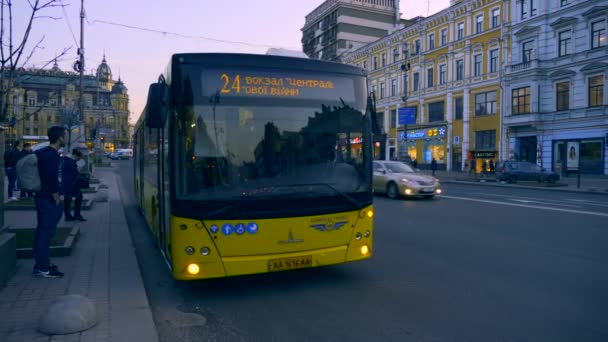 Europa Ukraina Kiev Khreshchatyk Street April 2018 Fordon Bilar Transport — Stockvideo