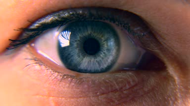 Yakın çekim. Makro mavi dişi insan gözü. Öğrenci kornea Iris gözün kirpik. Yanıp sönme açık kapalı. 30p ağır çekim 1/2 gerçek zamanlı hız 60p