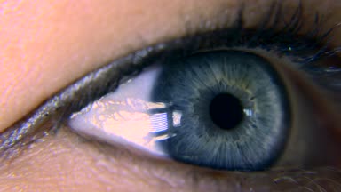 Yakın çekim. Makro mavi dişi insan gözü. Öğrenci kornea Iris gözün kirpik. Yanıp sönme açık kapalı. 30p ağır çekim 1/2 gerçek zamanlı hız 60p