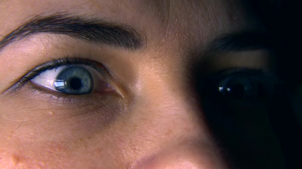 Detail. Makro modrý ženské lidské oko. Žákem rohovka oka Iris řasy. Blikání otevřeno zavřeno. 30p 1/2 reálném čase změní rychlost 60p