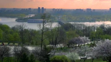 Sabah gündoğumu bitti şehir. Manzara Cityscape Karayolu Köprüsü. Görünüm üzerinde Dnipro Nehri'nin sol yakasında. Kiev Ukrayna Nisan 2018