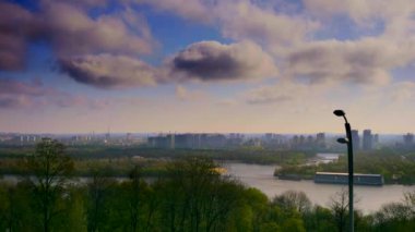 Sabah gündoğumu bitti şehir. Manzara Cityscape Karayolu Köprüsü. Görünüm üzerinde Dnipro Nehri'nin sol yakasında. Kiev Ukrayna Nisan 2018