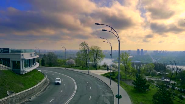 城市早晨的日出 风景城市景观公路桥梁 Dnipro 河上的左岸查看 基辅乌克兰2018年4月 — 图库视频影像