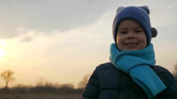 Retrato Lindo Niño Sonrisas Disfrutando Naturaleza Entorno Noche Primavera Otoño — Vídeo de stock
