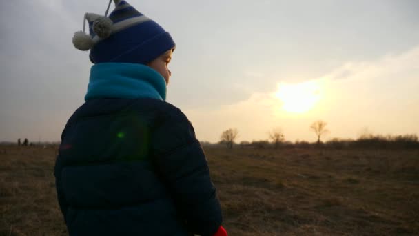 Małe Dziecko Patrzące Kogoś Oglądające Zachód Słońca Chłopiec Czeka Stojąc — Wideo stockowe
