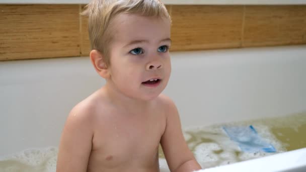 Ευτυχισμένο Χαριτωμένο Παιδί Πλένεται Σαμπουάν Και Πανί Στην Μπανιέρα Λουτρά — Αρχείο Βίντεο