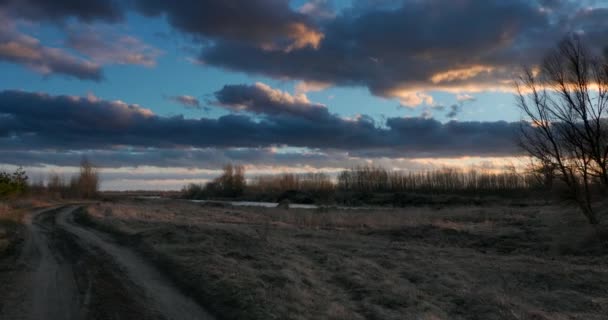 Sunset Cloudscape Felett Vidéki Táj Napkitörések Vidéki Melletti Liget Fák — Stock videók