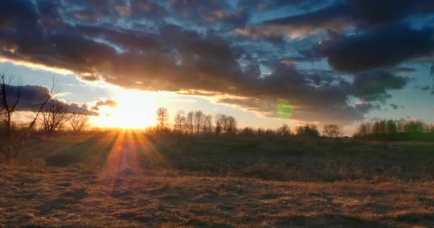 Sunset Cloudscape Nad Krajinou Sun Flares Poblíž Rural Road Slunce — Stock video