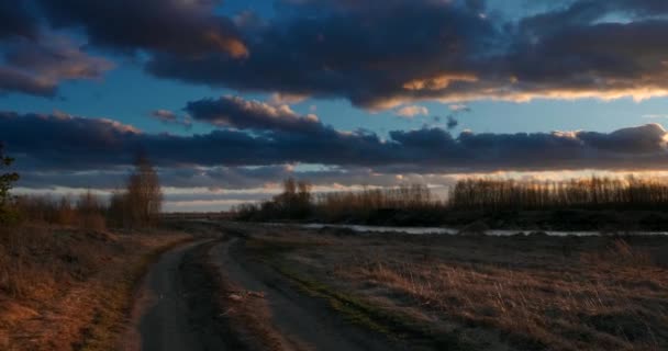 Solnedgång Solstrålar Sun Flares Lysa Genom Träd Dramatisk Cloudscape Ovanför — Stockvideo